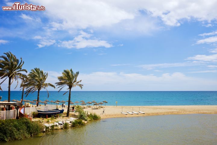 Immagine Vacanza in Costa del Sol a Marbella, Spagna. Una lingua di sabbia fine e le acque del Rio Verde e del Mar Mediterraneo sono perfetto scenario per una delle località turistiche più frequentate di tutta la Spagna - © Artur Bogacki / Shutterstock.com