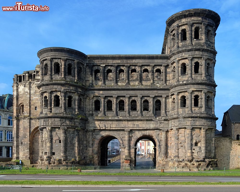 Immagine La Porta Nigra è la stupenda porta d'accesso d'epoca romana (II secolo d.C.) della città di Trier (Treviri) in Germania.