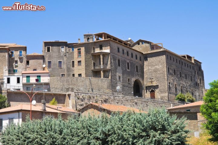 Immagine Veduta panoramica sul centro abitato di Montefiascone, Lazio. Le tipiche abitazioni nel cuore della città che presenta il più bel panorama complessivo sul lago di Bolsena - © Mi.Ti. / Shutterstock.com