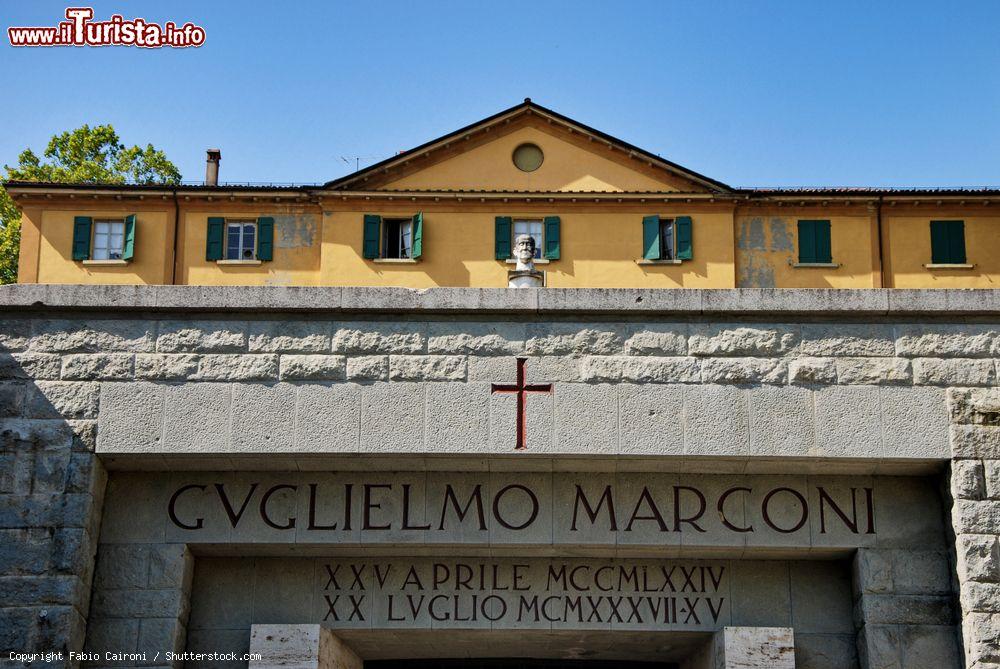 Immagine Ingresso al Mausoleo di Guglielmo Marconi a Pontecchio Marconi, Emilia Romagna - © Fabio Caironi / Shutterstock.com