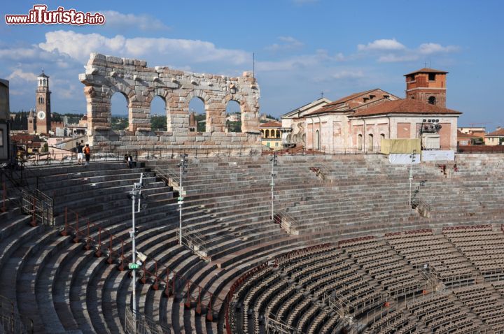 Immagine L'arena di Verona (Veneto) - L'arena di Verona rappresenta un anfiteatro romano tra i più famosi in Italia. La sua imponenza, la sua vicinanza con il centro e l'ottimo stato di conservazione, spesso la rendono una meta ideale per concerti e iniziative grandi, motivo per cui questa location è richiestissima. In perfetto contrasto tra classicità e modernità, questa struttura ha trovato la sua chiave vincente - © Stefano Ember / Shutterstock.com