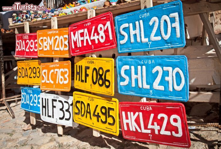 Immagine Souvenir a forma di targa nelle strade di Trinidad, Cuba - Trinidad, come tante altre località di Cuba e dei Caraibi, è una città piena di vita e di tanti colori, una qualità che si rispecchia anche nelle cose più semplici, come questi splendidi e allegri souvenir a forma di targa di automobile.  - © Aleksandar Todorovic / Shutterstock.com