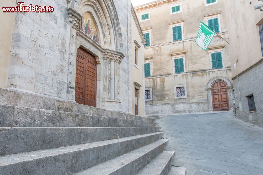 Immagine Chiesa e piazza del centro storico di San Casciano dei Bagni in Toscana