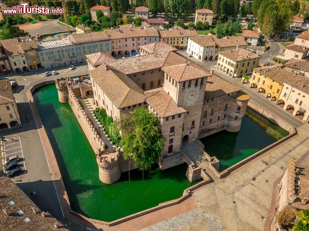 Immagine Il magico castello medievale di Fontanellato e il borgo che lo circonda: siamo in provincia di Parma,  Emilia-Romagna