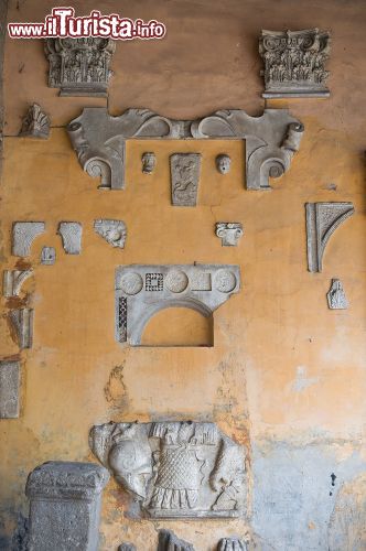 Immagine Interno della Cattedrale di Civita Castellana, Lazio. Alcuni frammenti delle decorazioni scultoree che un tempo impreziosivano l'edificio religioso che vide impegnata la famiglia di architetti e marmorari romani dei Cosmati, da cui ha preso il nome il duomo - © Mi.Ti. / Shutterstock.com