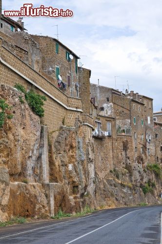 Immagine Vicolo a Civita Castellana, Lazio. Un grazioso vicoletto su cui si affacciano le abitazioni di questo borgo laziale, distante una cinquantina di chilometri da Roma - © Mi.Ti.  / Shutterstock.com