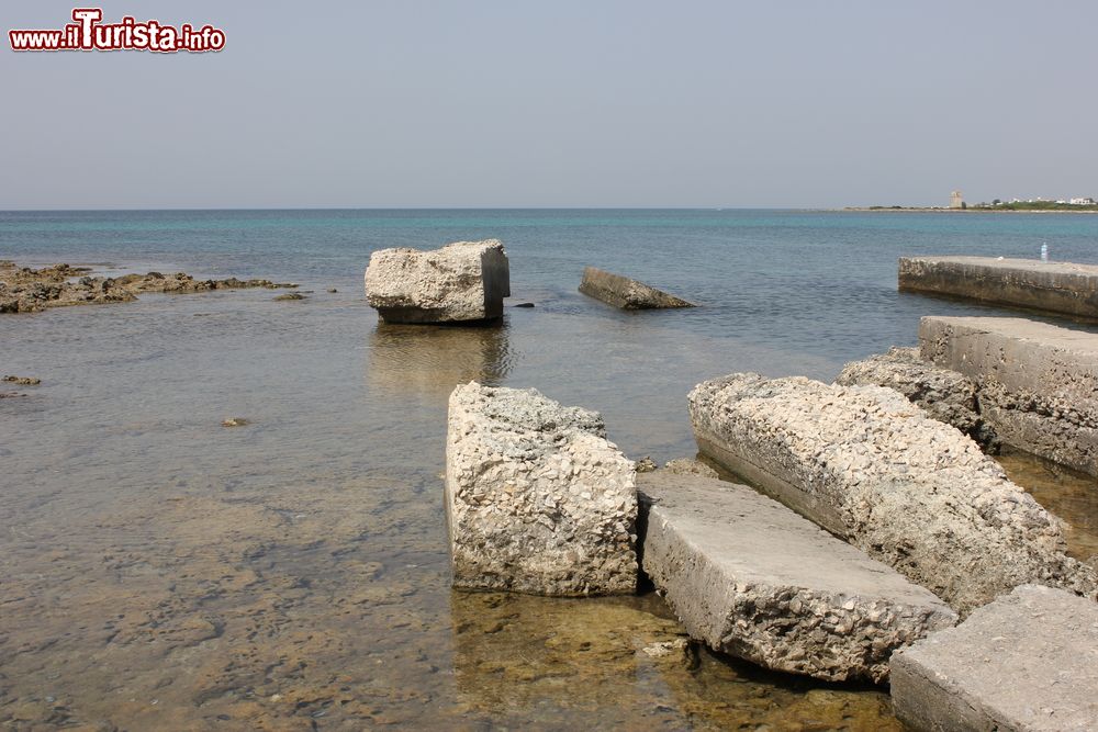 Immagine Insenatura rocciosa della costa ionica in Puglia. Siamo a Punta Prosciutto