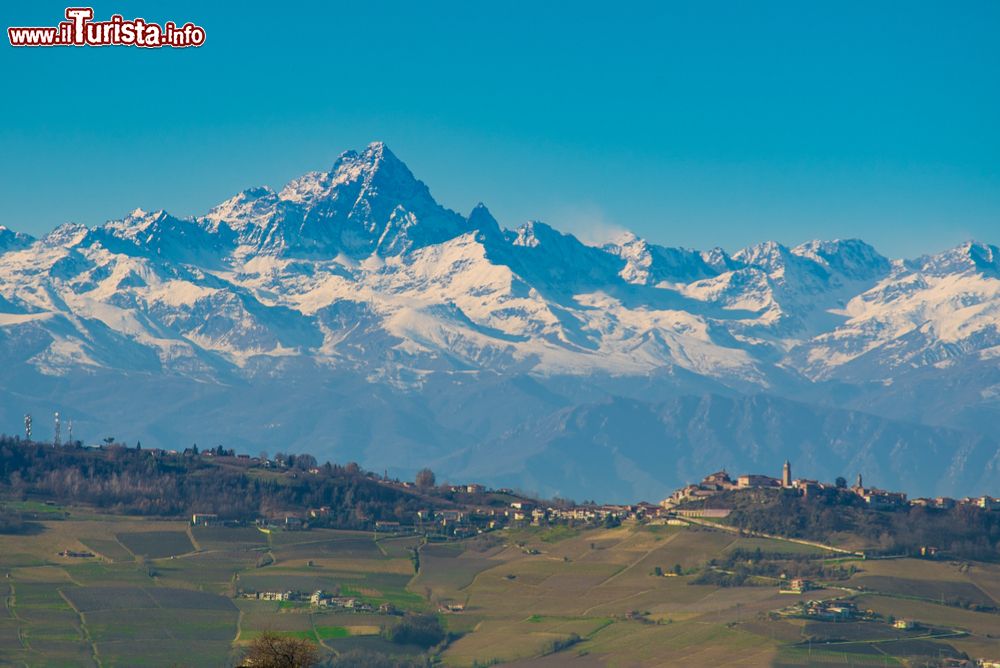 Immagine La mole del Monviso fotografato da Costigliole d'Asti in Piemonte