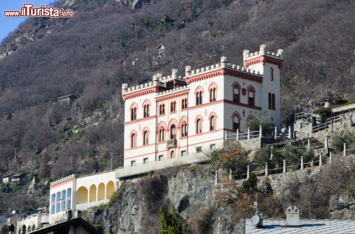 Immagine Il castello Baraing a Pont-Saint-Martin in Valle d'Aosta - © Erick Margarita Images / Shutterstock.com