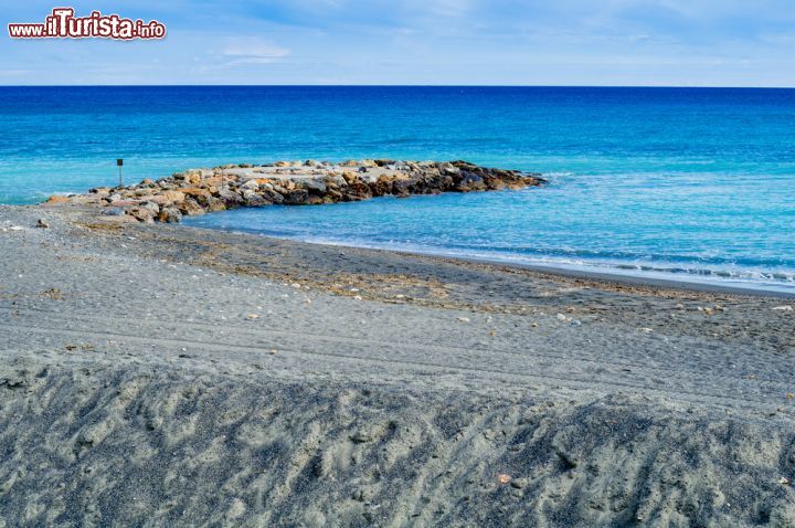 Immagine Scogli a protezione della spiaggia di Loano in Liguria - © Federica Milella / Shutterstock.com