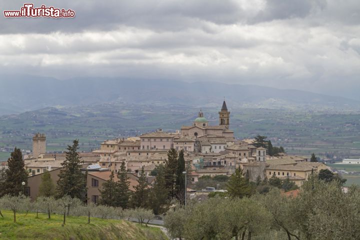 Immagine Le case in pietra del borgo di Trevi, in provincia di Perugia - © Eder / Shutterstock.com
