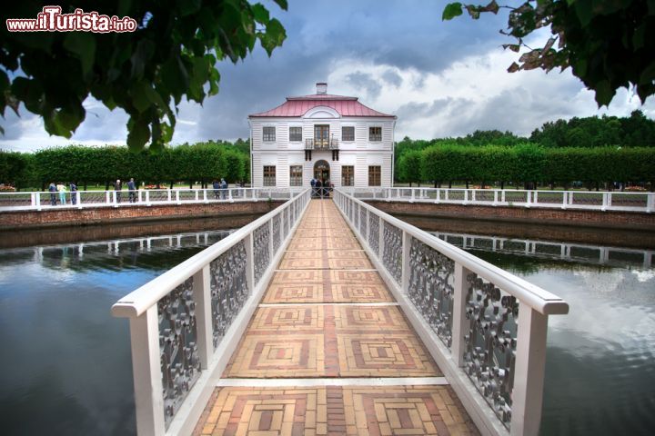 Immagine Un palazzo nobiliare a Petergof, periferia di San Pietroburgo, Russia