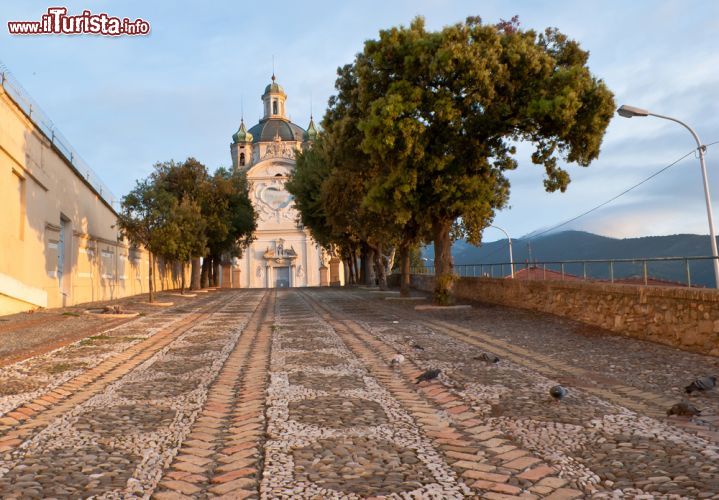 Immagine Il Santuario della Madonna della Costa: in cima alle colline sanremesi - la città di Sanremo, situata lungo due promontori, è costituita da molti saliscendi e collinette, una delle quali, in cima al quartiere storico "La Pigna", ospita lo splendido Santuario trecentesco dedicato alla Madonna della Costa, un culto particolarmente sentito dai sanremesi e a cui è dedicata anche la tradizionale "festività delle catene".- © Fesenko Ievgenii / Shutterstock.com