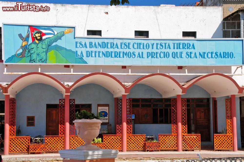 Immagine LAS TUNAS - DECEMBER 28:Fidel castro features on a large billboard in Las Tunas, Cuba on December 28th, 2012. Billboards of propaganda can be seen all around Cuba. - © Richard Cavalleri / Shutterstock.com