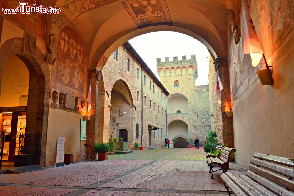 Immagine La coorte interna di Palazzo dei Vicari, una delle attrazioni di Scarperia in provincia di Firenze, Toscana