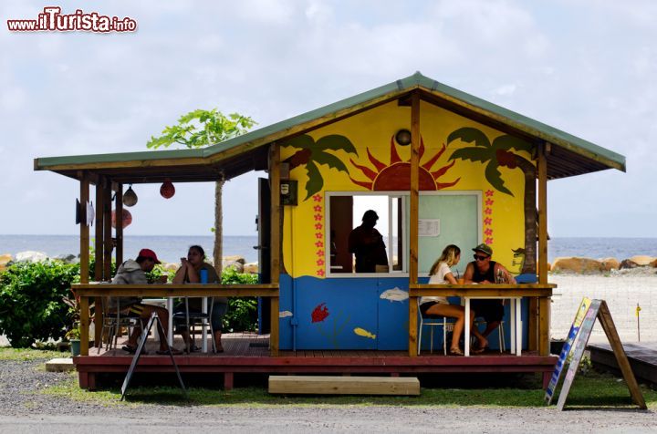 Immagine Un piccolo bar sul lungomare di Avarua, la capitale delle Isole Cook, in Polinesia - © ChameleonsEye / Shutterstock.com