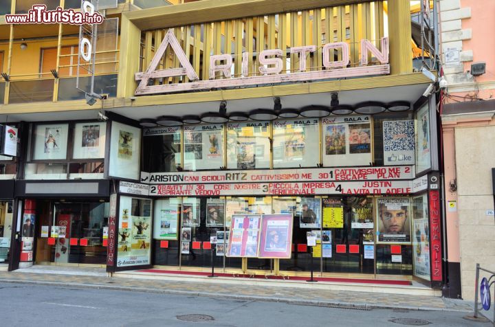 Immagine Il teatro Ariston: la culla della canzone italiana - A partire dal 1977, questo famosissimo teatro sanremese ospita la più grande kermesse della canzone italiana: Il Festival di Sanremo, al quale hanno partecipato tutti i più grandi artisti dell nostra tradizione recente: da Vasco Rossi a Patti Pravo, da Eros Ramazzotti a Laura Pausini. - © maudanros / Shutterstock.com