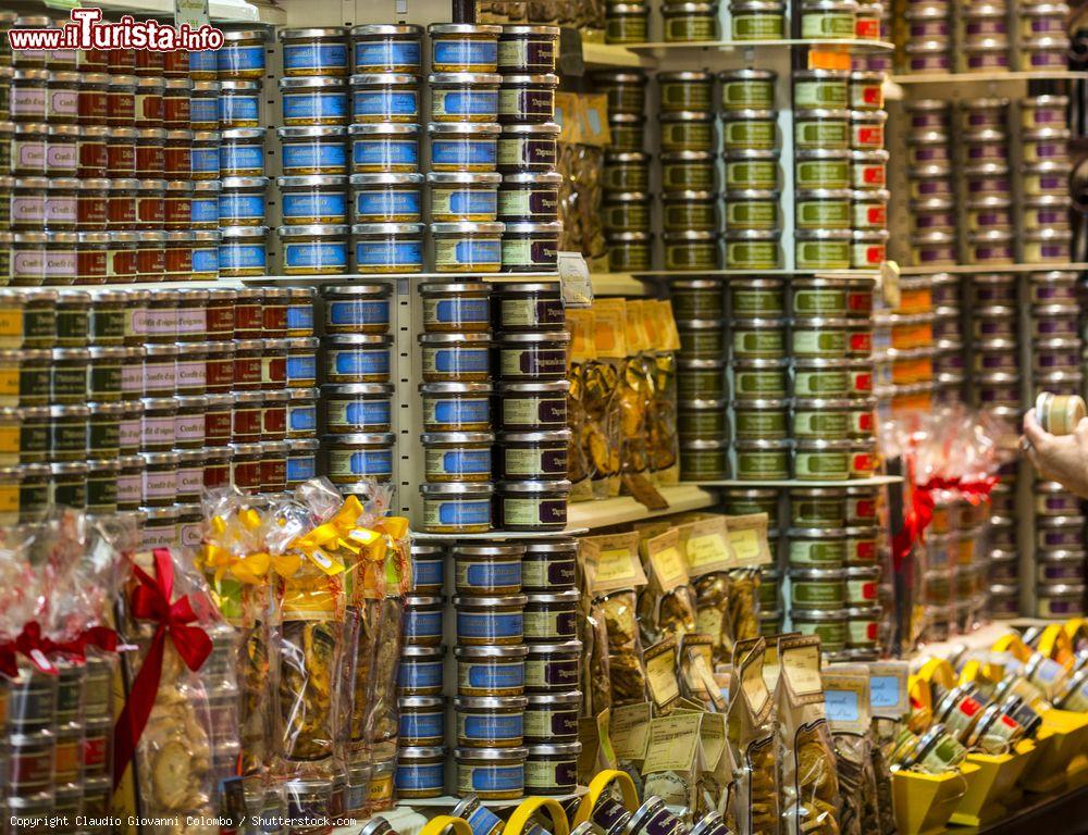 Immagine Interno di una tradizionale drogheria nella città di Uzes, Francia. Qui si vendono tipici prodotti di gastronomia locale - © Claudio Giovanni Colombo / Shutterstock.com