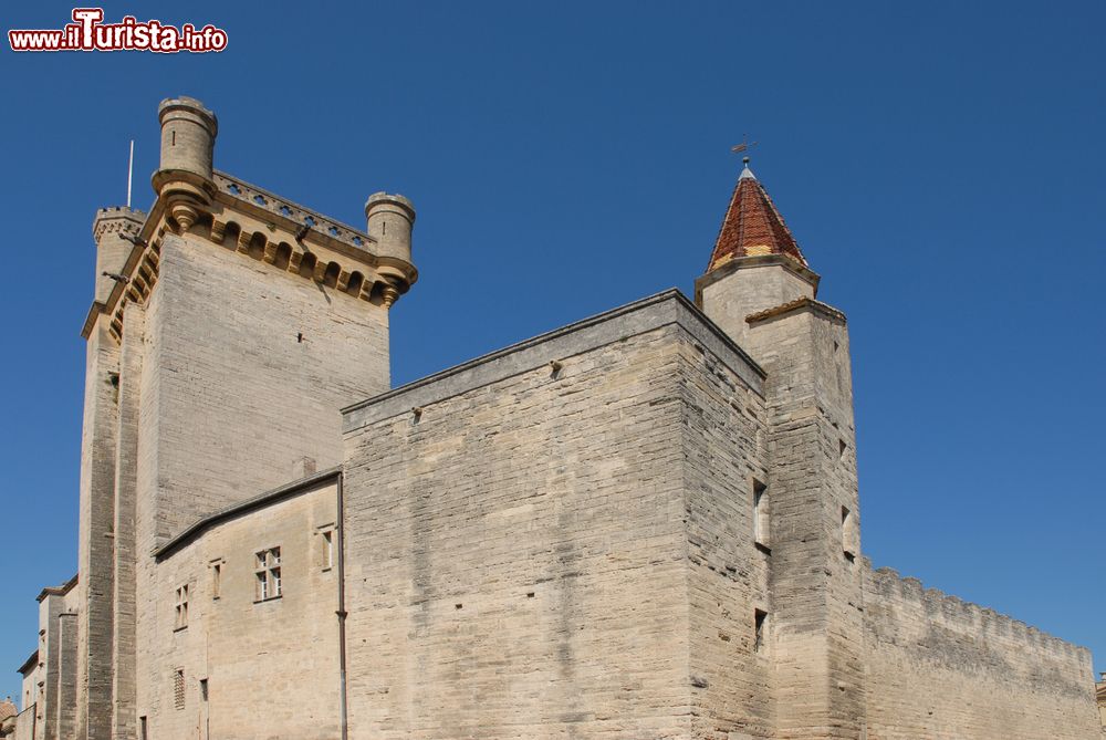 Immagine Particolare del castello di Uzes, Francia. Il bell'edificio ducale situato nel centro della città è uno dei monumenti più importanti di Uzes.