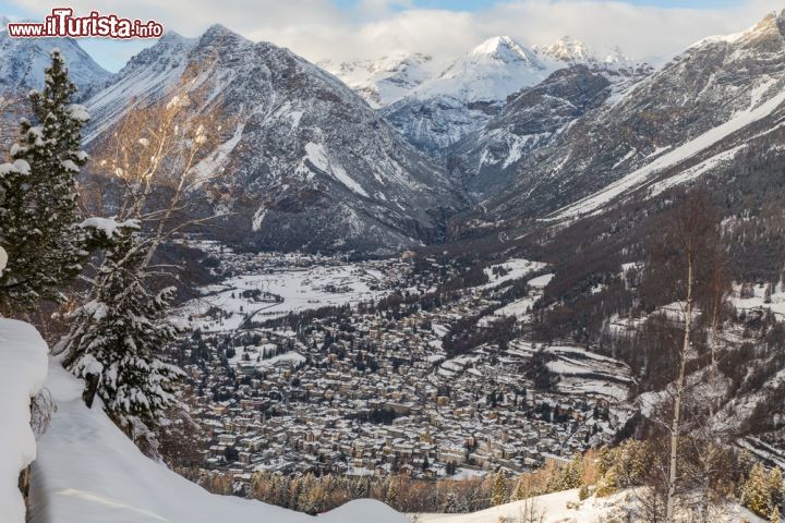 Immagine La conca di Bormio in inverno , la stazione sciistica più famosa della Valtellina in Lombardia - © Italianvideophotoagency / Shutterstock.com