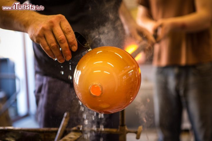 Immagine Murano: l'isola del vetro - Murano è conosciuta in tutto il mondo, non solo per la sua bellezza, ma per la grande arte del vetro soffiato che è custodita e tramandata qui da secoli, precisamente dal XI secolo. Nel 1291 infatti, le vetrerie di Venezia furono trasferite proprio a Murano, sia per evitare i disastrosi incendi che conseguivano alla lavorazione del vetro, sia per meglio custodire i segreti di quell'arte che i maestri vetrai hanno tramandato di padre in figlio e che tutt'oggi è apprezzata in tutto il mondo.  - © jurra8 / Shutterstock.com