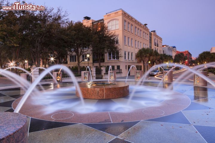 Immagine Una fontana a nella downtown di Charleston. La città conta oggi circa 150.000 abitanti ed è la seconda città per dimensioni del South Carolina - foto © Cvandyke/ Shutterstock.com