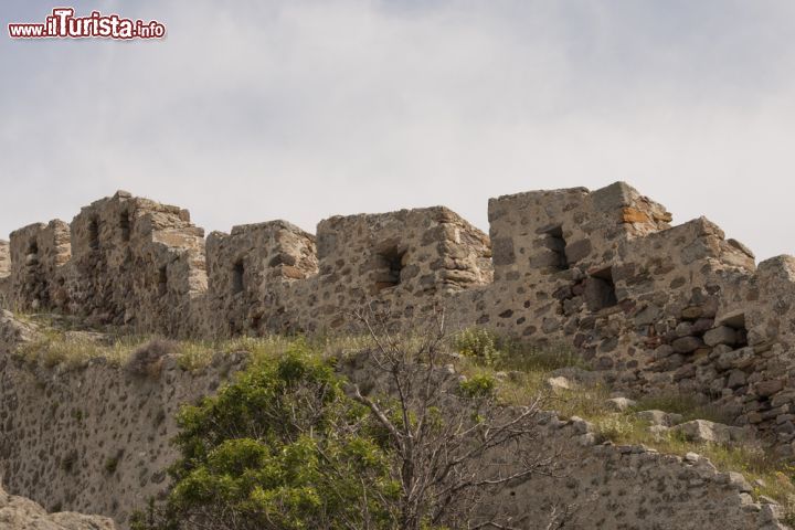 Immagine Rovine sull'isola di Lemnos, Grecia - Siti archeologici, rovine di cinte murarie e antiche costruzioni sono disseminate un pò ovunque sul territorio di quest'isola greca.  La leggenda narra che Zeus, vedendosi disubbidire da Efesto, dio del fuoco e dei metalli, lo cacciò dall'Olimpo e lo fece atterrare proprio a Lemnos dove insegnò agli abitanti a forgiare i metalli © Gergana Encheva / Shutterstock.com