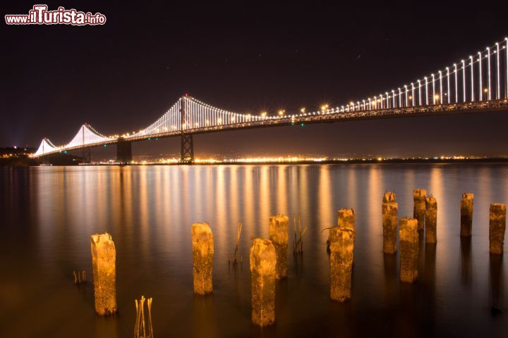 Immagine Bay Lights è l'installazione di luci più grande del mondo, che accende con oltre 25.000 lampadine il Bay bridge di San Francisco durate il festival Illuminatesf - © Katherine Knight / Shutterstock.com