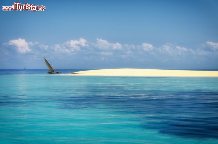 Immagine Lingua di sabbia nell'Oceano Indiano a Dar es Salaam, Tanzania - Un banco di sabbia bianca finissima emerge dalle acque di questo grande oceano che per superficie e volume è il terzo fra i cinque della Terra © Steven Sullivan / Shutterstock.com