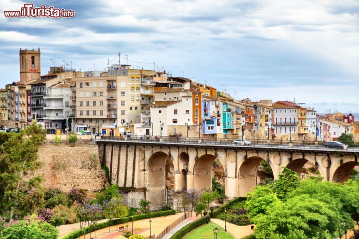 Immagine Una pittoresca veduta della città spagnola di La Vila Joiosa, Spagna. A renderne unico lo skyline sono le facciate delle case dipinte con colori accesi per indicare ai naviganti la strada del ritorno.