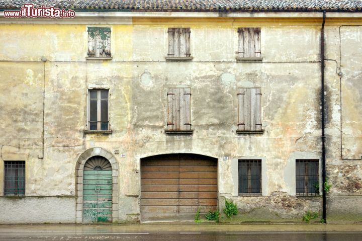 Immagine Una vecchia cascina a San Benedetto Po, in piena pianura Padana, Lombardia meridionale - © ValeStock / Shutterstock.com