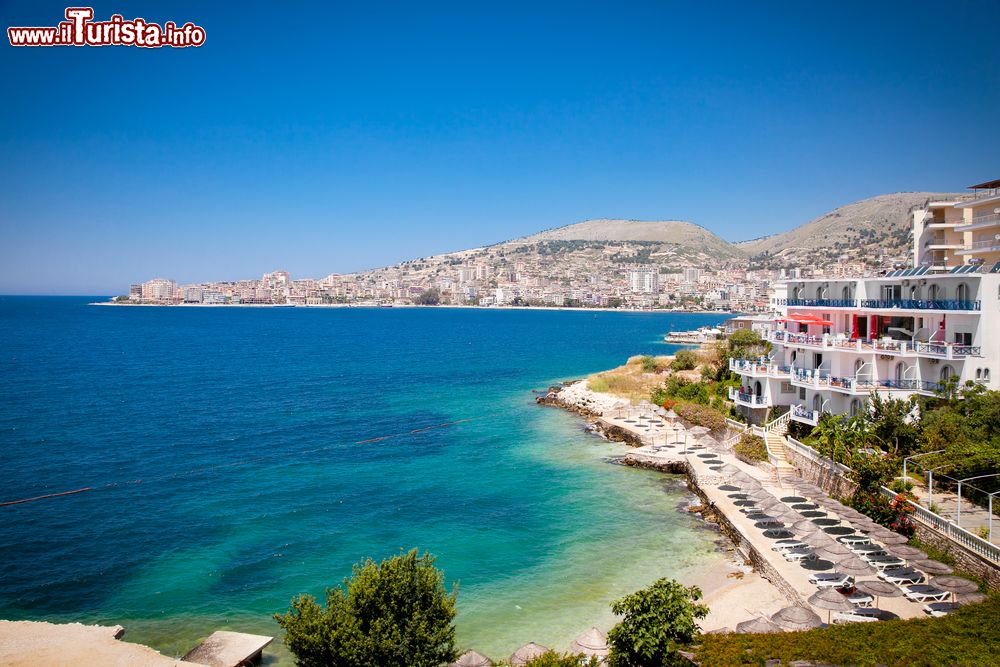 Immagine una bella spiaggia lungo la costa di Saranda in Albania