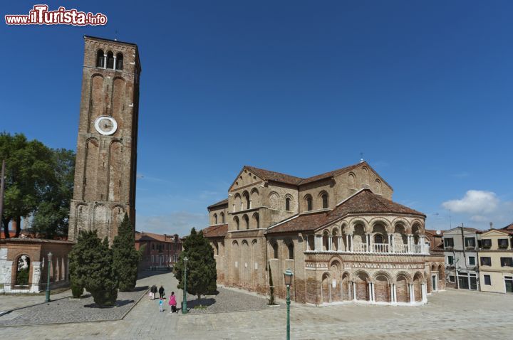 Immagine La Basilica dei SS. Maria e Donato: il duomo di Murano - la Basilica dei SS. Maria e Donato è il più importante edificio religioso di Murano, nonché uno dei maggiori esempi di stile romanico nella Laguna. Questa splendida e imponente chiesa fu costruita intorno al X secolo, inizialmente solo in onore di Santa Maria, a cui fu associato in seguito il culto di San Donato, le cui spoglie sono infatti custodite all'interno dell'edificio. Dal punto di vista artistico, la bellezza di questa antica basilica si cela principalmente nei mosaici che compongono l'abside.- © Lee Yiu Tung / Shutterstock.com