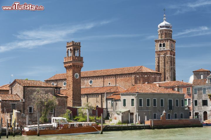 Immagine Le due torri di Murano, nel Rio dei Vetrai - il Rio dei Vetrai, canale di Murano così chiamato perchè ai suoi lati sorgono le principali vetrerie dell'isola, ospita inoltre due edifici piuttosto importanti dal punto di vista storico e artistico: la torre civica, situata sulle fondamenta dell'antico campanile della Pieve di Santo Stefano, e la Chiesa di San Pietro Martire, di cui nella foto possiamo vedere l'imponente campanile rinascimentale.- © Lee Yiu Tung / Shutterstock.com