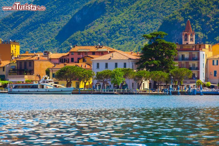 Immagine Il borgo di Sulzano sulle rive orientali del Lago di Iseo in Lombardia - © Andrew Mayovskyy / Shutterstock.com