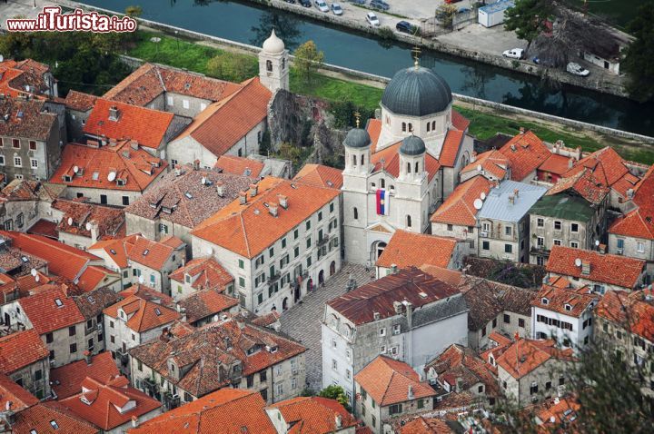 Immagine Vista aerea della città di Kotor, Montenegro. Una bella immagine di Cattaro, una delle principali destinazioni turistiche dell'Europa. Fra palazzi e edifici si innalza la chiesa serbo ortodossa di San Nicola datata 1909. Già nel XVII° secolo esisteva in questo luogo un edificio di culto distrutto però nel XIX° secolo. All'interno presenta una preziosa raccolta di icone - © M.V. Photography / Shutterstock.com