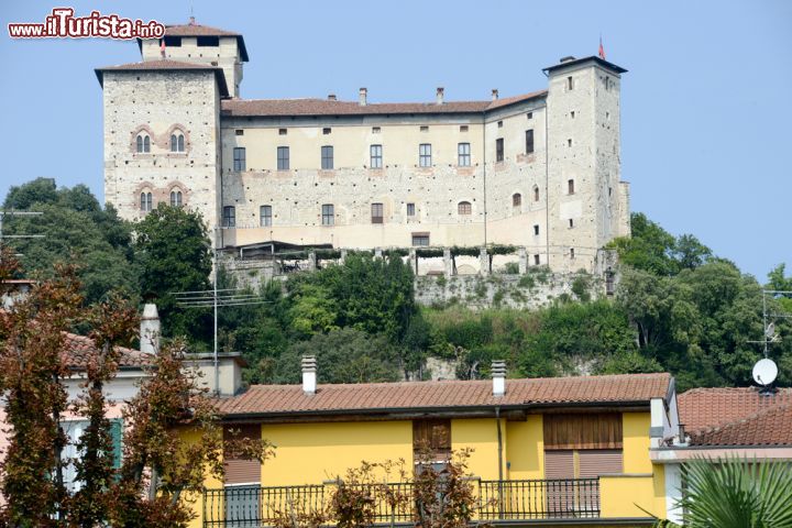 Immagine Primo piano del Castello di Angera, la fortezza medievale conosciuta come Rocca Borromea - © Stefano Ember / Shutterstock.com