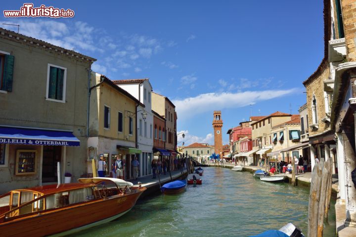 Immagine Il Rio dei Vetrai: il canale delle vetrerie di Murano - il Rio dei Vetrai è uno dei canali dell'isola di Murano e, tramite tre ponti, si collega con il canale dei Marani e con il Canal Grande. Questo corso d'acqua è così chiamato per la presenza ai suoi lati delle principali vetrerie di Murano, tra cui, per esempio, le ex Vetrerie di Murano Franchetti e la fabbrica dei mosaici.  - © Oleg Znamenskiy / Shutterstock.com