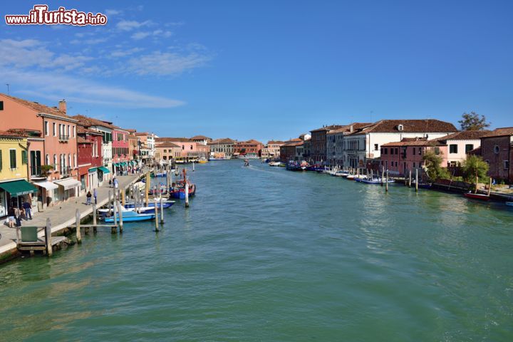 Immagine Un canale di Murano, gioiello della Laguna di Venezia - la località di Murano, tra le più vaste dell'intera Laguna Veneta, è composta da sette piccole isole, divise dai famosi canali e connesse tra di loro da numerosi ponti. Le più grandi tra queste isole sono Sacca San Mattia, tutt'ora in fase di bonifica, e San Donato.  - © Oleg Znamenskiy / Shutterstock.com