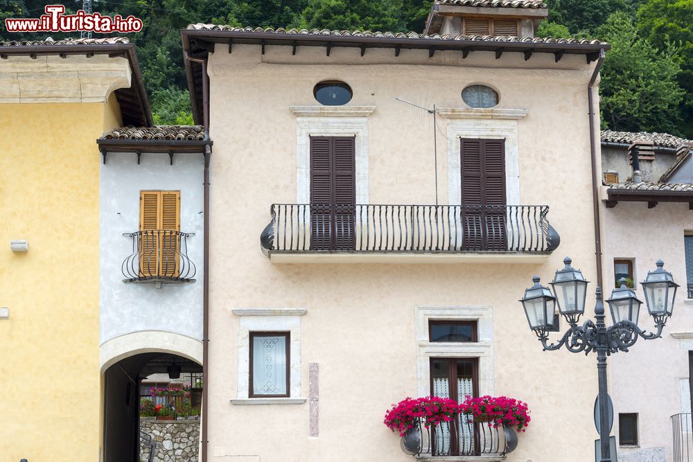 Immagine Particolare delle case della piazza centrale di Leonessa