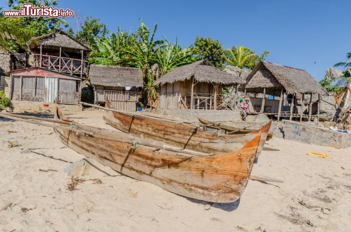 Immagine Piroghe tradizionali malgasce sulla spiaggia di un villaggio nell'isola di Nosy Komba (Madagascar) - foto © lenisecalleja.photography / Shutterstock.com