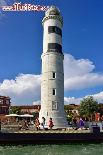 Immagine Il Faro di Murano: una costruzione dall'importanza storica - l'attuale Faro di Murano fu costruito negli anni '30 dello scorso secolo, ma una costruzione del genere esiste nell'isola da tempi molto antichi, ovvero dall'epoca romana. In quel periodo il faro era in legno e, tramite un gioco di specchi, illuminava la Laguna. Il faro odierno è in pietra e funziona ad energia elettrica ma la sua importanza rimane fondamentale, in quanto la sua luce facilita l'ingresso notturno delle navi nella Laguna.  - © Oleg Znamenskiy / Shutterstock.com