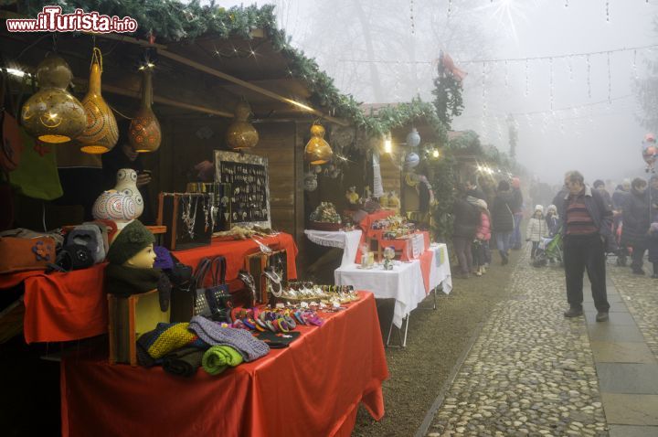 Immagine Natale al Castello di Govone in piemonte, le bancaralle dei mercatini di Natale - © Steve Sidepiece / Shutterstock.com