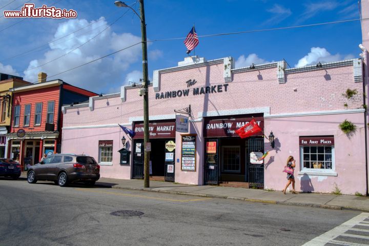 Immagine Market Street presso Charleston, South Carolina (USA). Market Street è la strada del City Market fin dal lontano 1804 - © Rolf_52 / Shutterstock.com