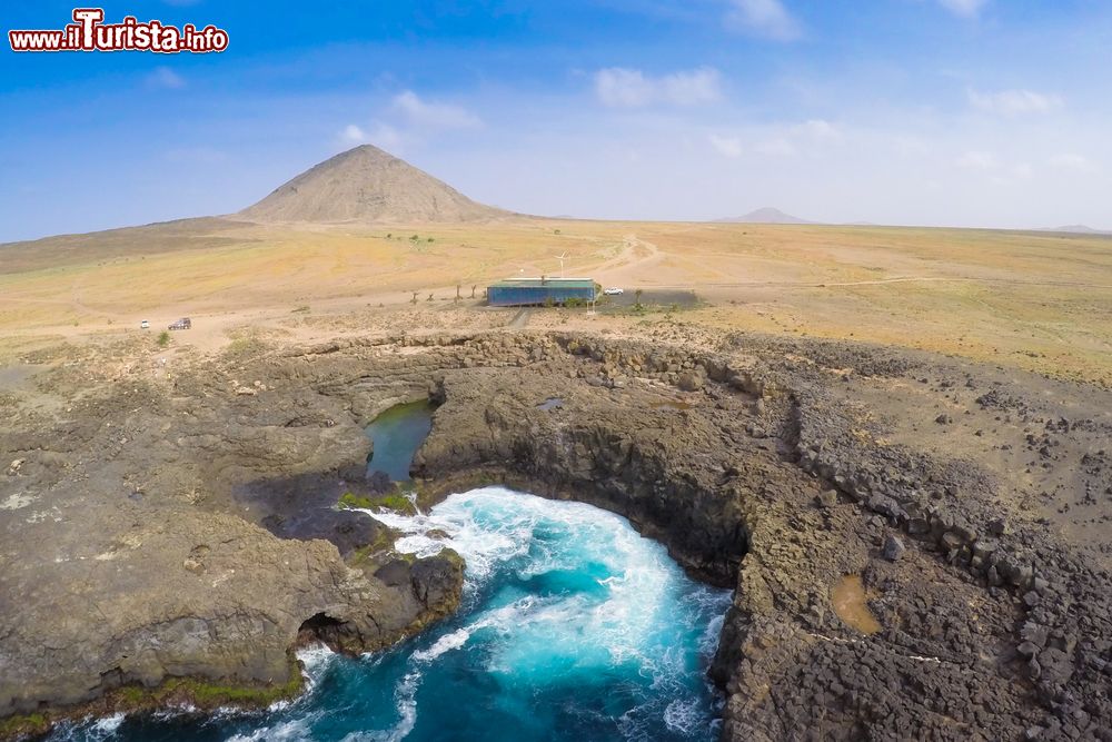 Immagine Vista aerea di Buracona, la bellissima piscina naturale sull'isola di Sal (Capo Verde).