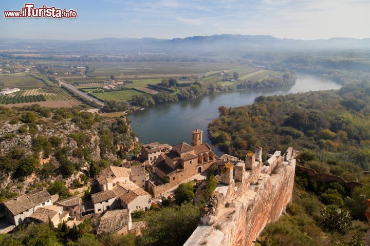 Immagine In volo sul castello di Miravet, il borgo medievale e il fiume Ebro in Catalogna