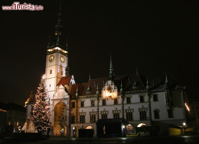 Immagine Lo storico Municipio di Olomouc, fotografato durante il Natale. Siamo in moravia, nell'este della Repubblica Ceca - © katatonia82 / Shutterstock.com