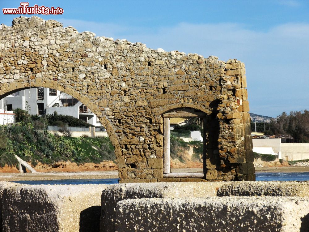 Immagine Un'antica costruzione per la pesca del tonno a Avola, Sicilia.