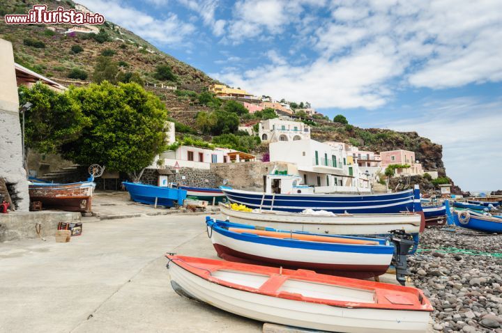 Immagine Barche dei pescatori sull'isola di Alicudi, Sicilia - Sono ormeggiate sulla graziosa spiaggia dell'isola le tipiche imbarcazioni in legno usate dai pescatori. Nei secoli passati la pesca non ha mai avuto uno sviluppo particolarmente importante per via del pericolo dei predoni ma è comunque un'attività praticata dagli abitanti locali soprattutto nei mesi estivi © EugeniaSt / Shutterstock.com