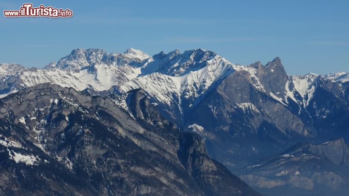 Immagine Schesaplana, la montagna delle Alpi Svizzere, si può ammirare dalla cittadina di Maienfeld - © Ursula Perreten / Shutterstock.com